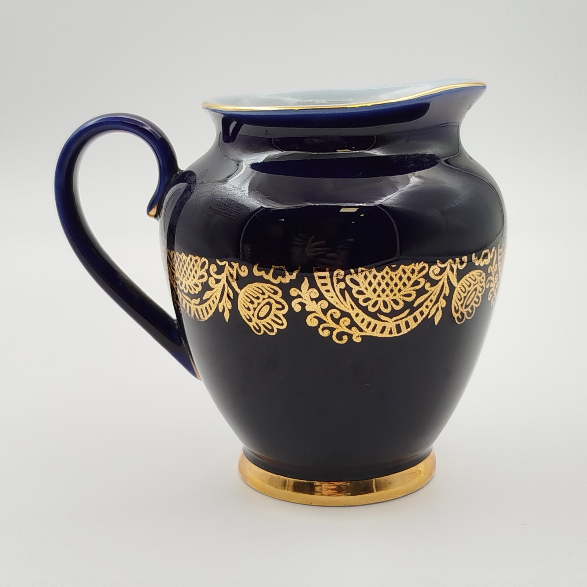 Молочник "Золотой фриз", автор формы С. Е. Яковлева, автор рисунка К. Г. Косенкова