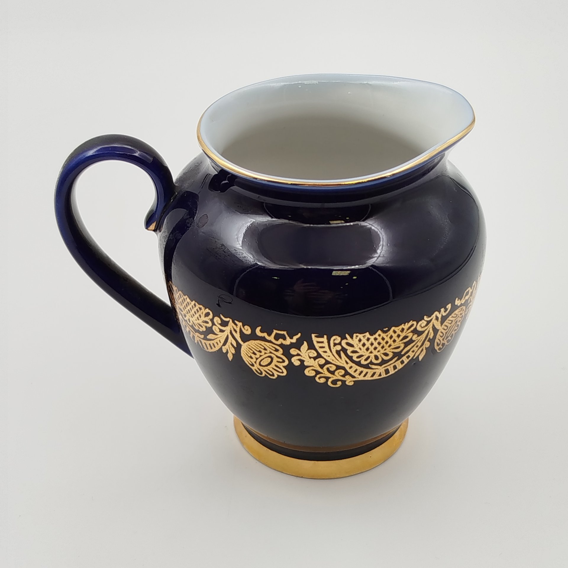 Молочник "Золотой фриз", автор формы С. Е. Яковлева, автор рисунка К. Г. Косенкова