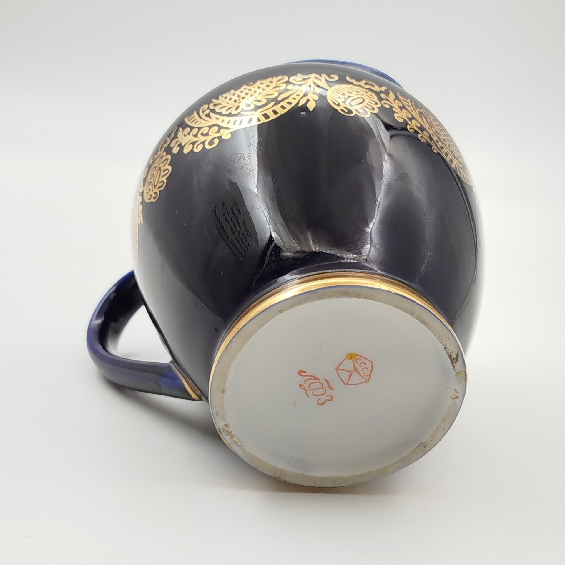 Молочник "Золотой фриз", автор формы С. Е. Яковлева, автор рисунка К. Г. Косенкова