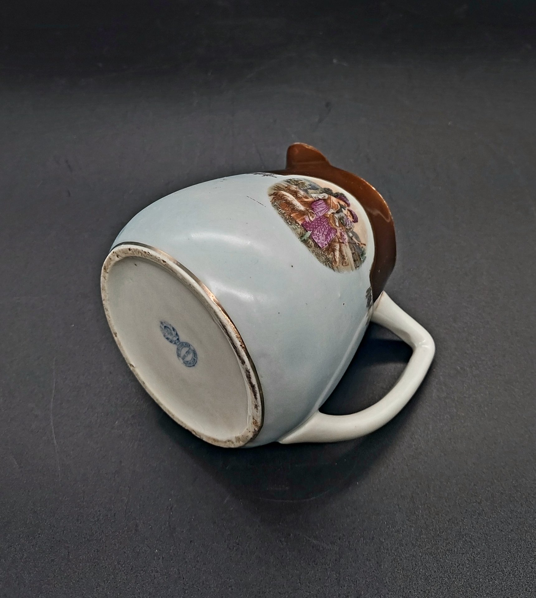 Молочник, украшенный пасторальной сценкой, фарфор, крытье, золочение, деколь, Первомайский фарфоровый завод (Песочное), СССР, 1924-1930 гг.