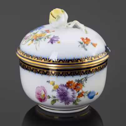 Сахарница (шкатулка) с цветочным декором и бутоном на крышке, Meissen (Мейсенский фарфор)