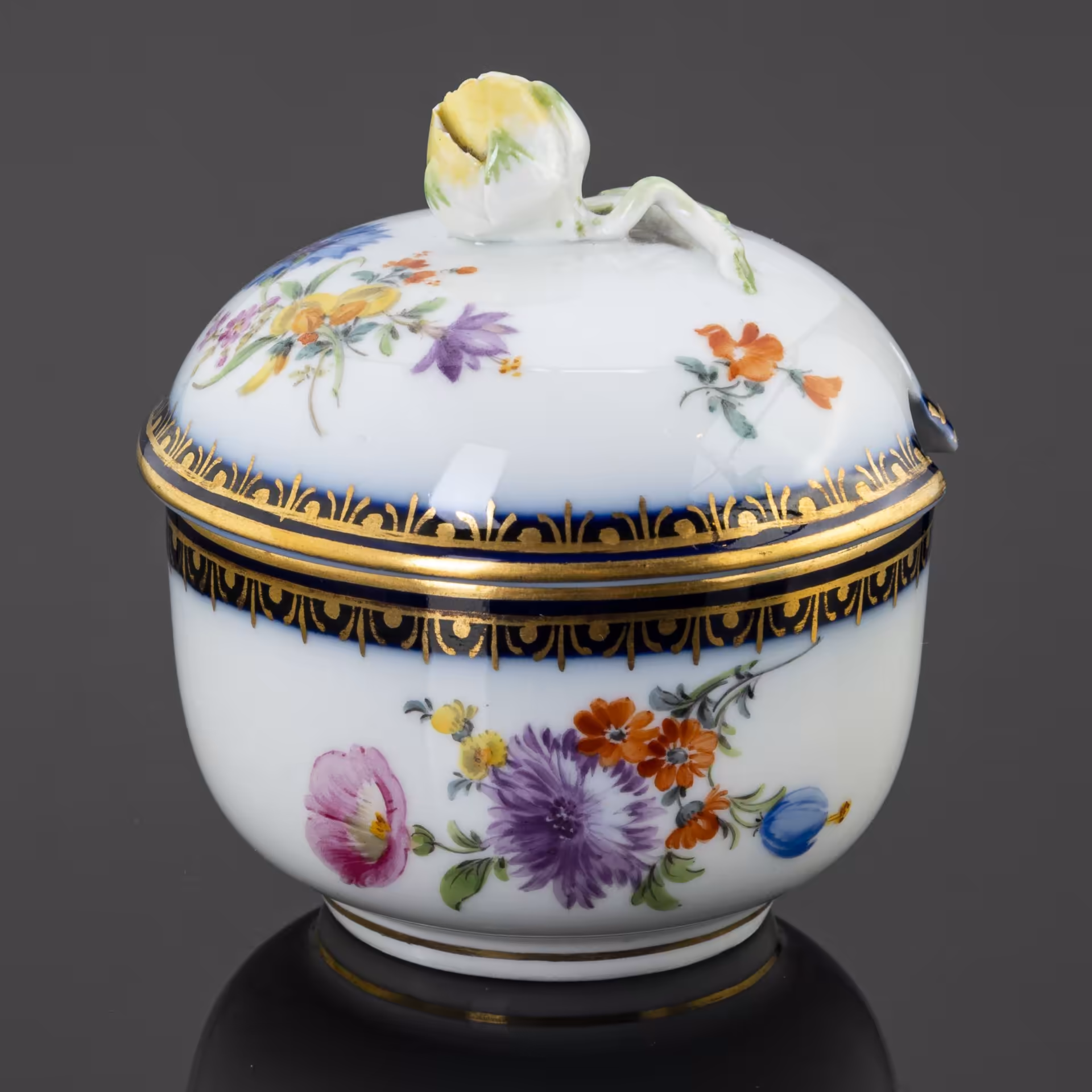 Сахарница (шкатулка) с цветочным декором и бутоном на крышке, Meissen (Мейсенский фарфор)