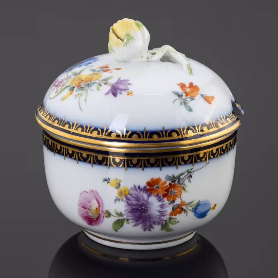 Сахарница (шкатулка) с цветочным декором и бутоном на крышке, Meissen (Мейсенский фарфор)