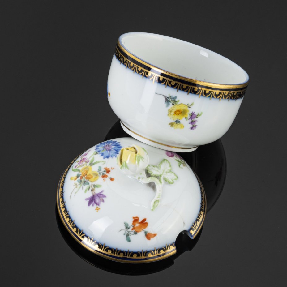 Сахарница (шкатулка) с цветочным декором и бутоном на крышке, Meissen (Мейсенский фарфор)