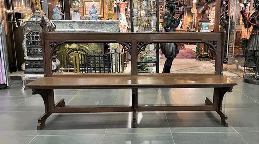 Скамья в готическом стиле