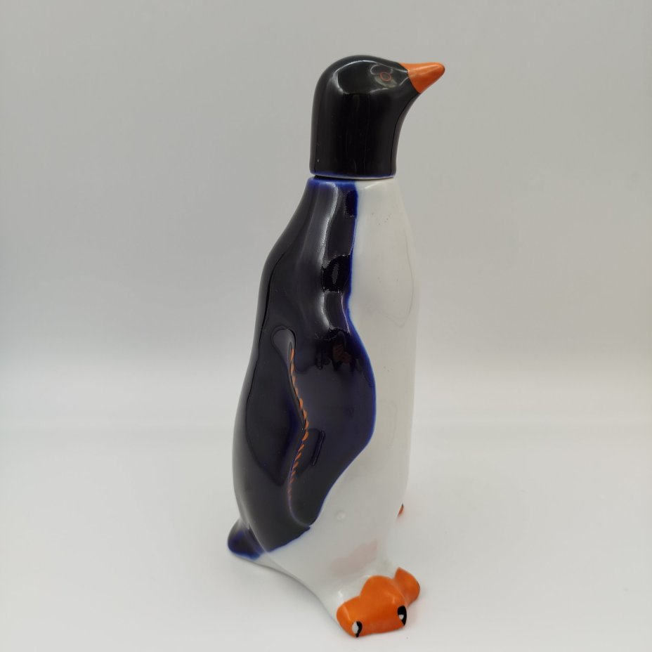 Штоф "Пингвин", скульптор Н.А. Кольцов, фарфор, кобальт, роспись, Ленинградский фарфоровый завод (ЛФЗ), СССР, 1960-1970 гг.