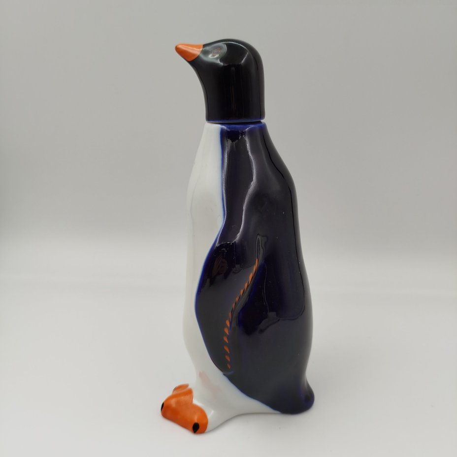 Штоф "Пингвин", скульптор Н.А. Кольцов, фарфор, кобальт, роспись, Ленинградский фарфоровый завод (ЛФЗ), СССР, 1960-1970 гг.