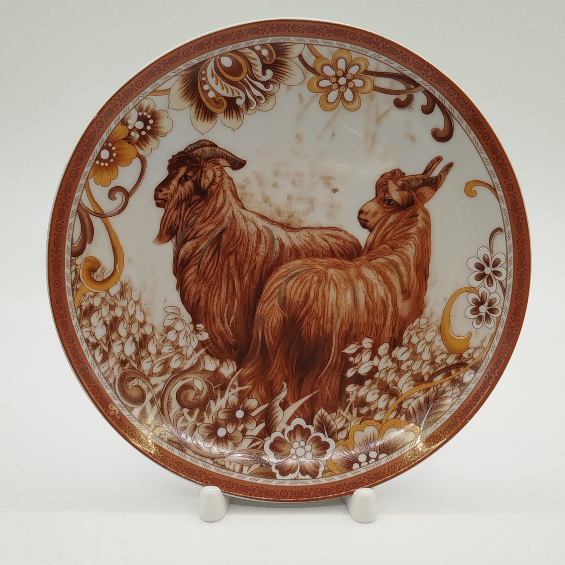 Тарелка декоративная "Козы", Arts collection "Fbteam", фарфор, деколь, золочение, Российская Федерация, 2000-2010 гг.