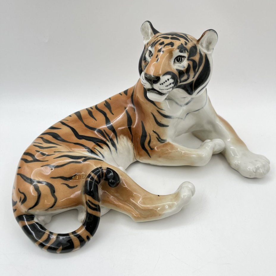 Статуэтка "Тигр", скульптор Б.Я. Воробьёв, фарфор, аэрография, роспись, Ленинградский фарфоровый завод (ЛФЗ), СССР, 1960-1970 гг.