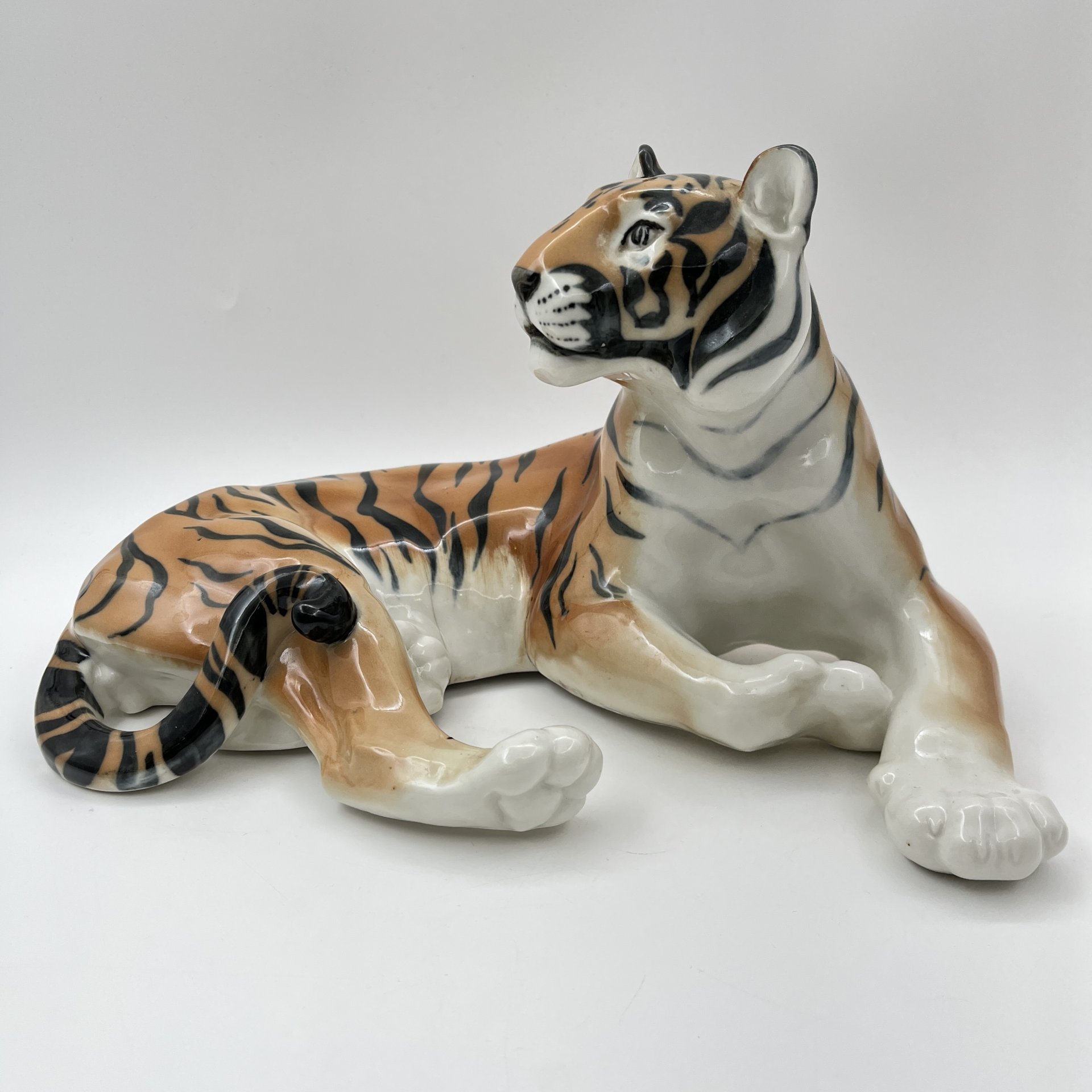 Статуэтка "Тигр", скульптор Б.Я. Воробьёв, фарфор, аэрография, роспись, Ленинградский фарфоровый завод (ЛФЗ), СССР, 1960-1970 гг.