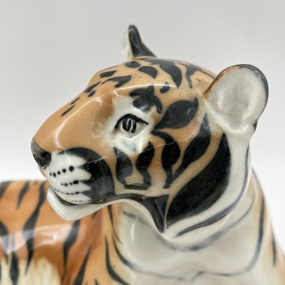 Статуэтка "Тигр", скульптор Б.Я. Воробьёв, фарфор, аэрография, роспись, Ленинградский фарфоровый завод (ЛФЗ), СССР, 1960-1970 гг.