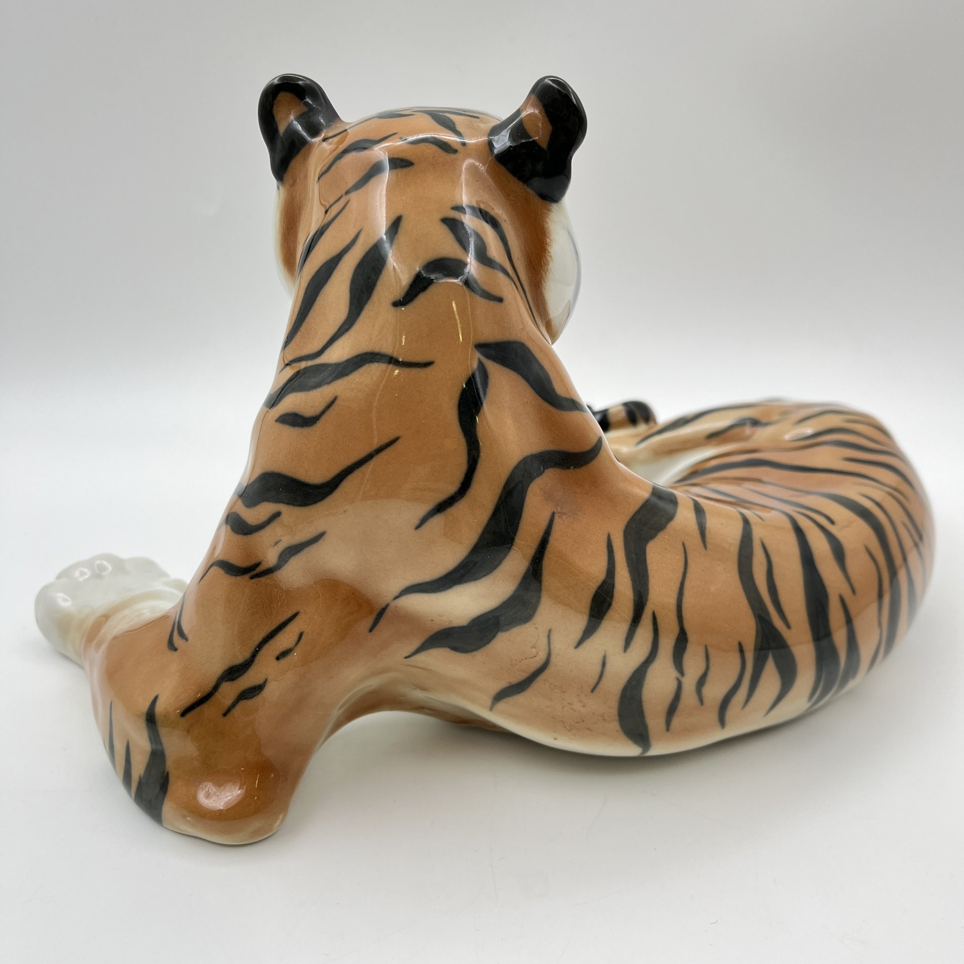 Статуэтка "Тигр", скульптор Б.Я. Воробьёв, фарфор, аэрография, роспись, Ленинградский фарфоровый завод (ЛФЗ), СССР, 1960-1970 гг.
