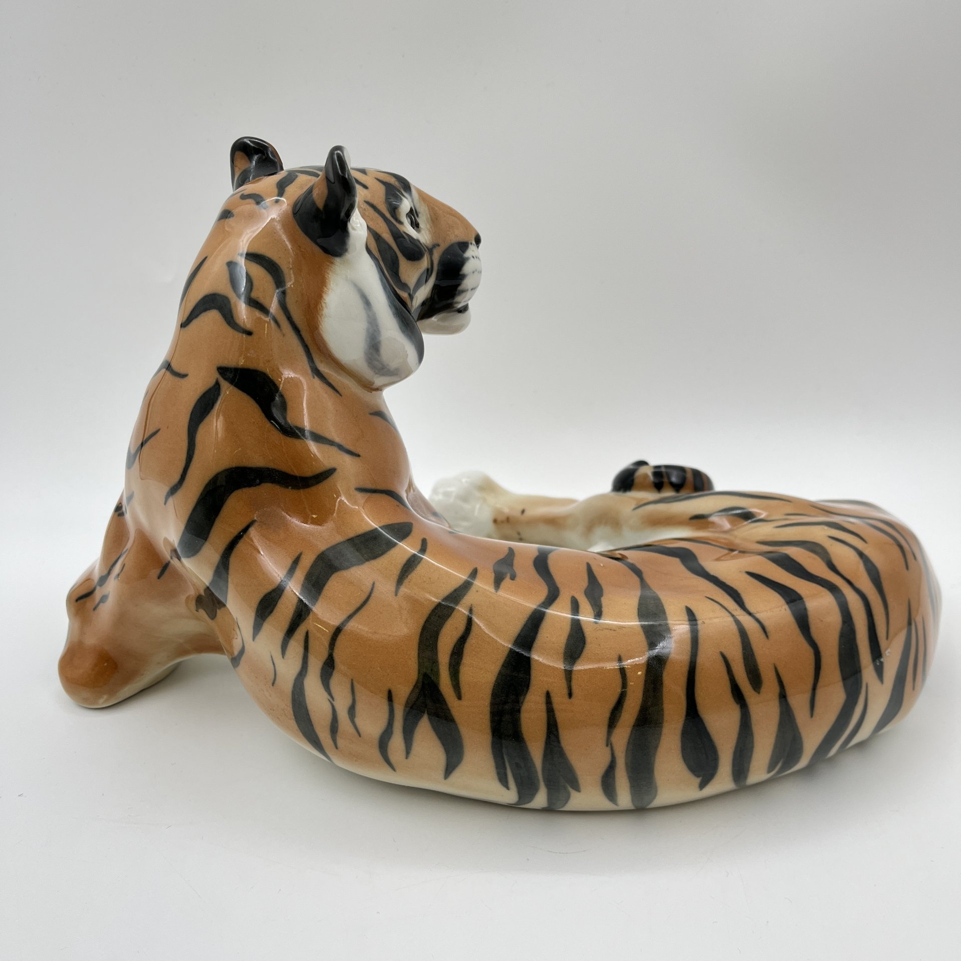 Статуэтка "Тигр", скульптор Б.Я. Воробьёв, фарфор, аэрография, роспись, Ленинградский фарфоровый завод (ЛФЗ), СССР, 1960-1970 гг.