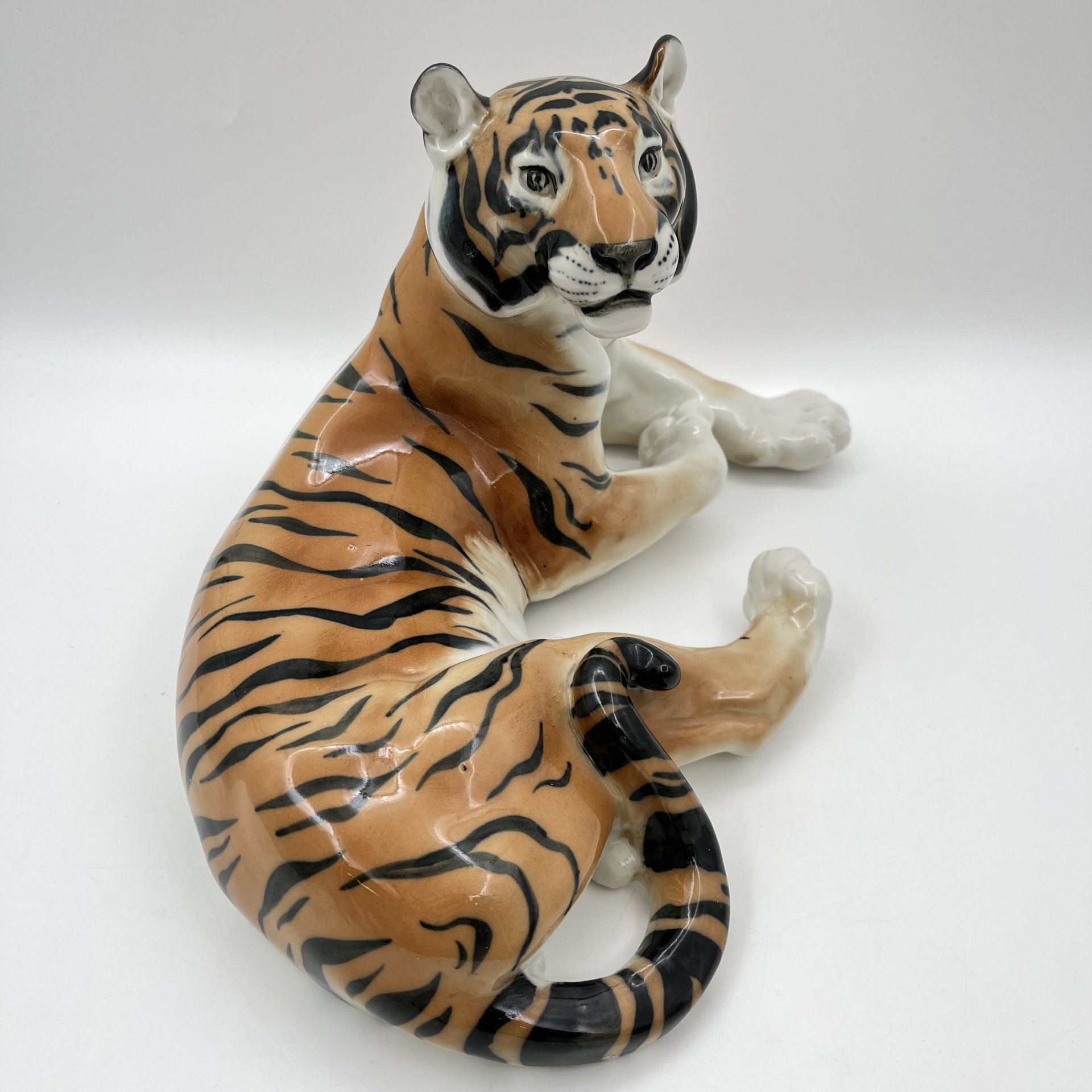 Статуэтка "Тигр", скульптор Б.Я. Воробьёв, фарфор, аэрография, роспись, Ленинградский фарфоровый завод (ЛФЗ), СССР, 1960-1970 гг.