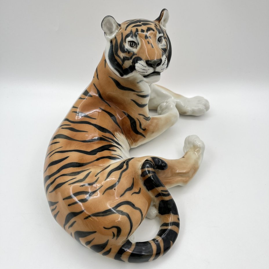 Статуэтка "Тигр", скульптор Б.Я. Воробьёв, фарфор, аэрография, роспись, Ленинградский фарфоровый завод (ЛФЗ), СССР, 1960-1970 гг.