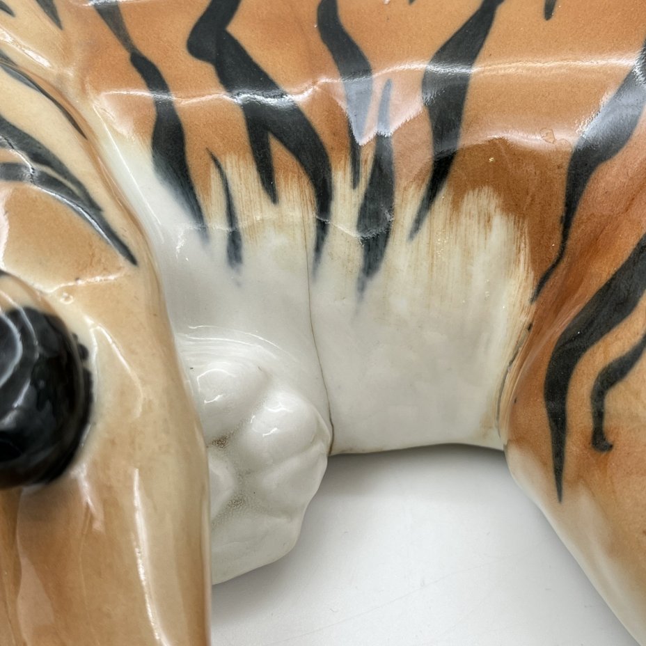 Статуэтка "Тигр", скульптор Б.Я. Воробьёв, фарфор, аэрография, роспись, Ленинградский фарфоровый завод (ЛФЗ), СССР, 1960-1970 гг.