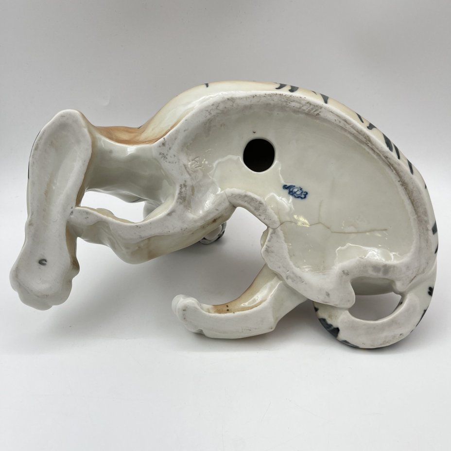 Статуэтка "Тигр", скульптор Б.Я. Воробьёв, фарфор, аэрография, роспись, Ленинградский фарфоровый завод (ЛФЗ), СССР, 1960-1970 гг.