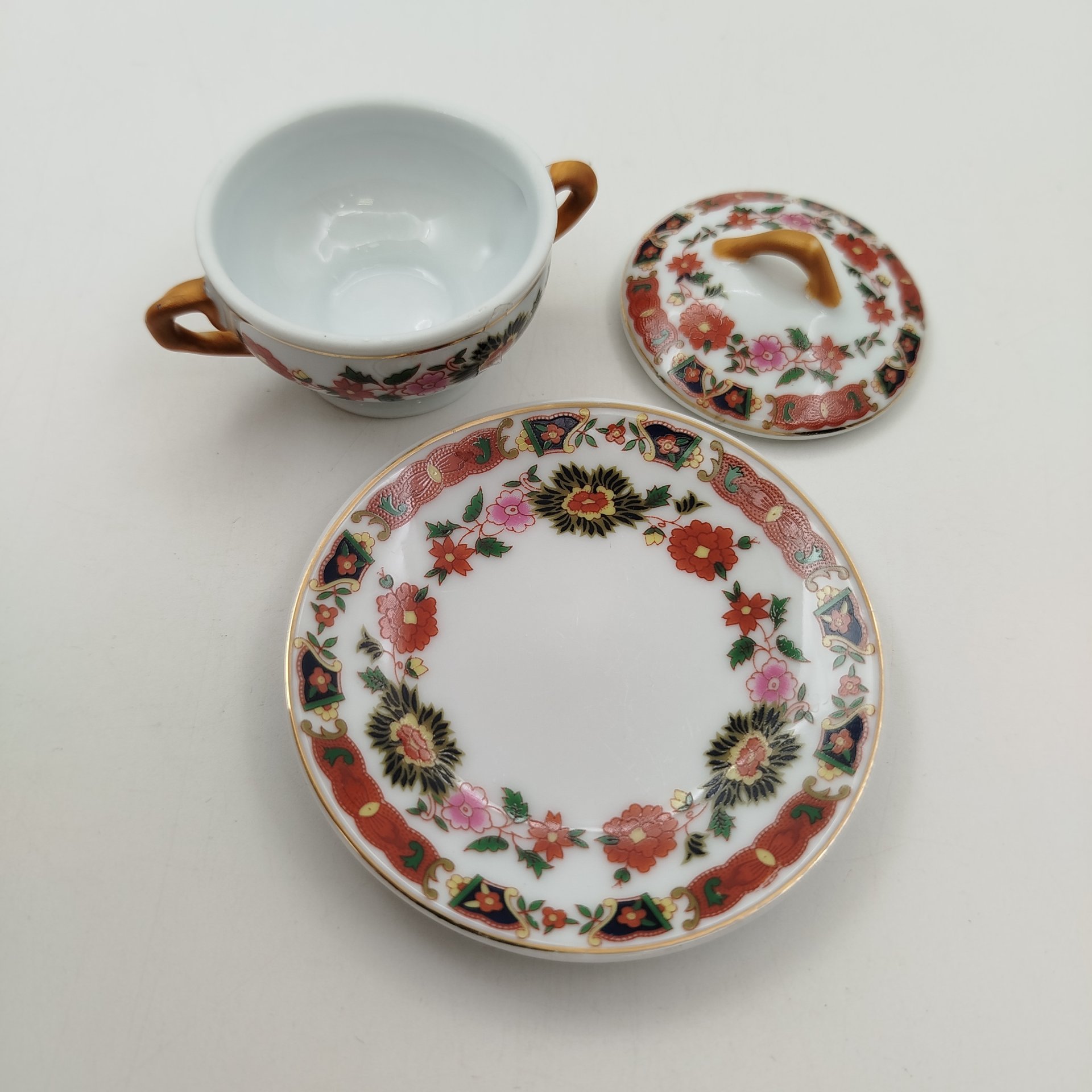 Солонка в виде супницы (миниатюрная) с изображением цветов,  "Porcelain Art" (PA), фарфор, деколь,золочение, Европа, 1970-2000 гг.