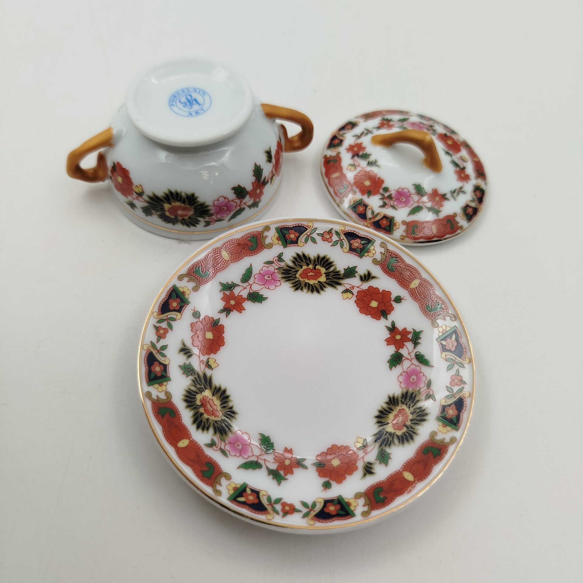 Солонка в виде супницы (миниатюрная) с изображением цветов,  "Porcelain Art" (PA), фарфор, деколь,золочение, Европа, 1970-2000 гг.