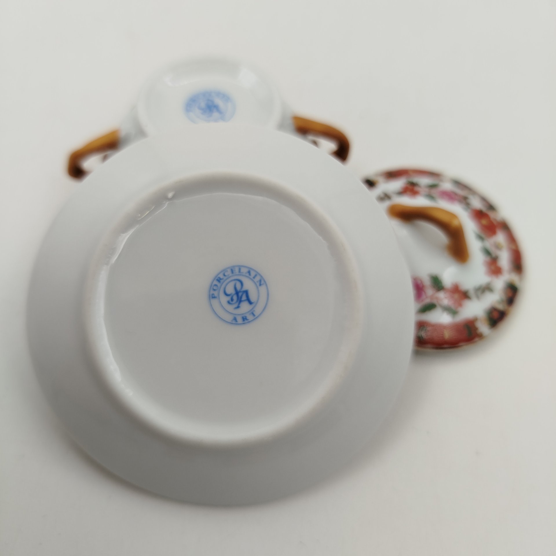 Солонка в виде супницы (миниатюрная) с изображением цветов,  "Porcelain Art" (PA), фарфор, деколь,золочение, Европа, 1970-2000 гг.