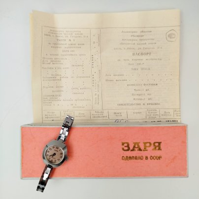 Часы наручные "Заря" в оригинальной упаковке с документами
