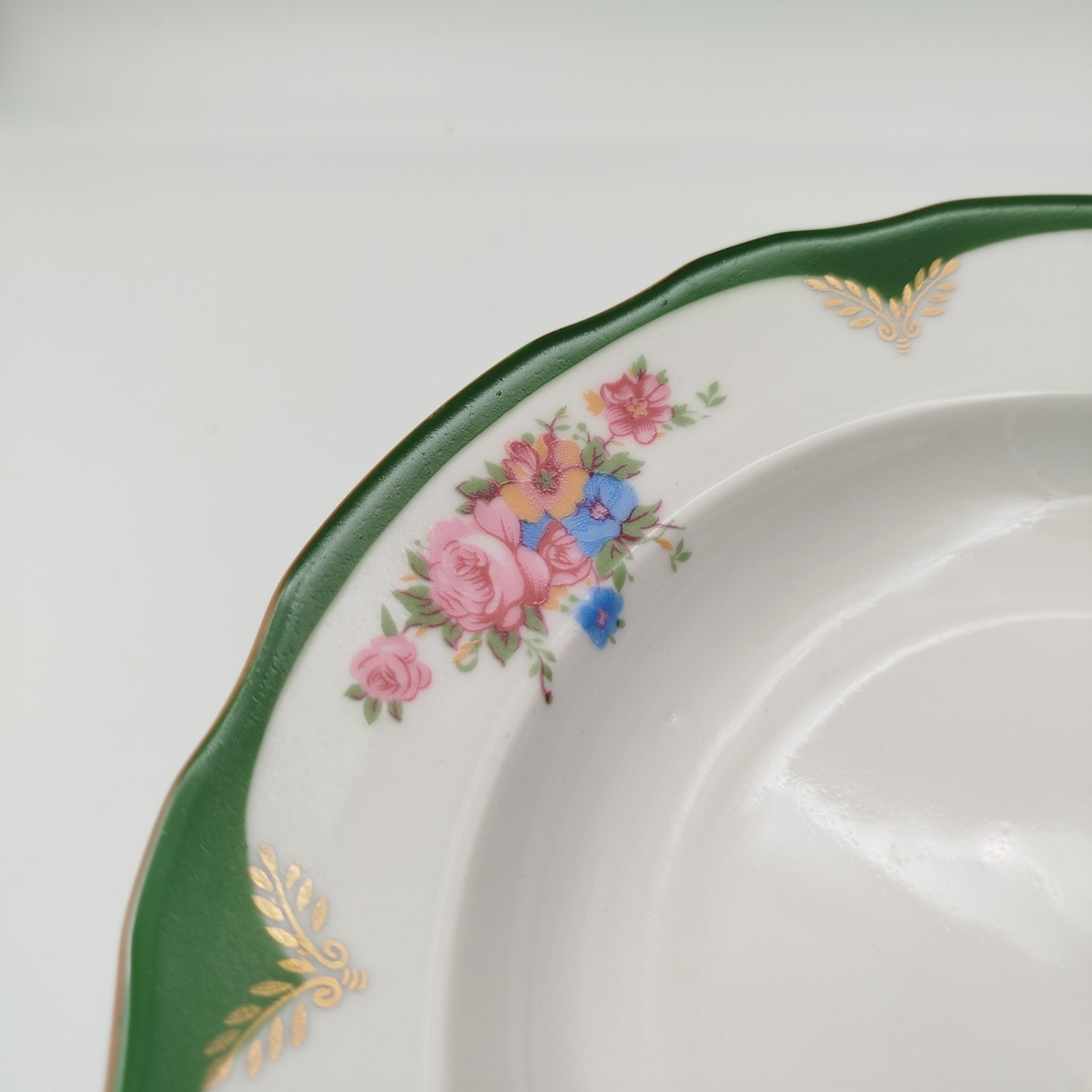 Набор из 6-ти суповых тарелок из сервиза "Воспоминание", фарфор, деколь, золочение, Дулевский фарфоровый завод (Дулёво), Российская Федерация, 1999 г.