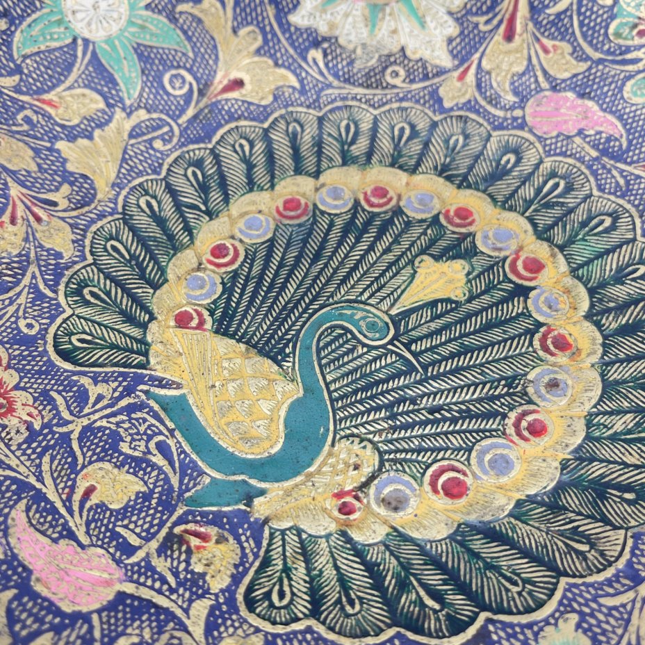 Фруктовница в восточном стиле с изображением павлина и флоральных мотивов