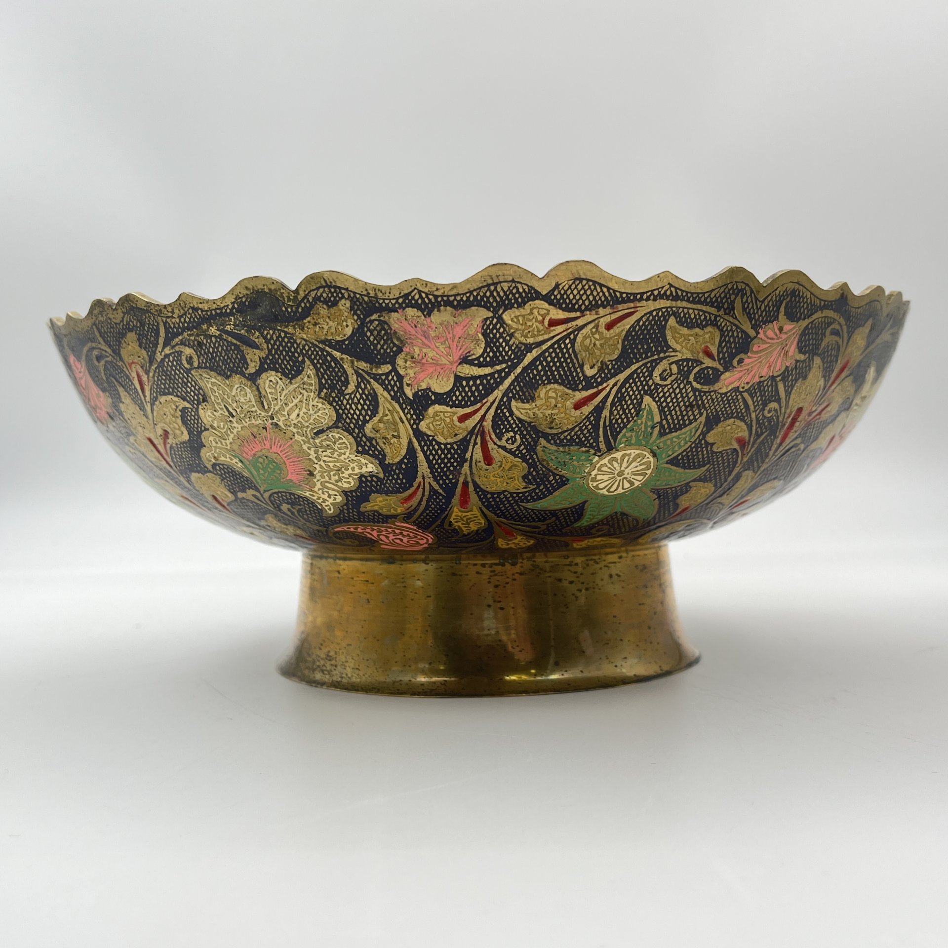 Фруктовница в восточном стиле с изображением павлина и флоральных мотивов