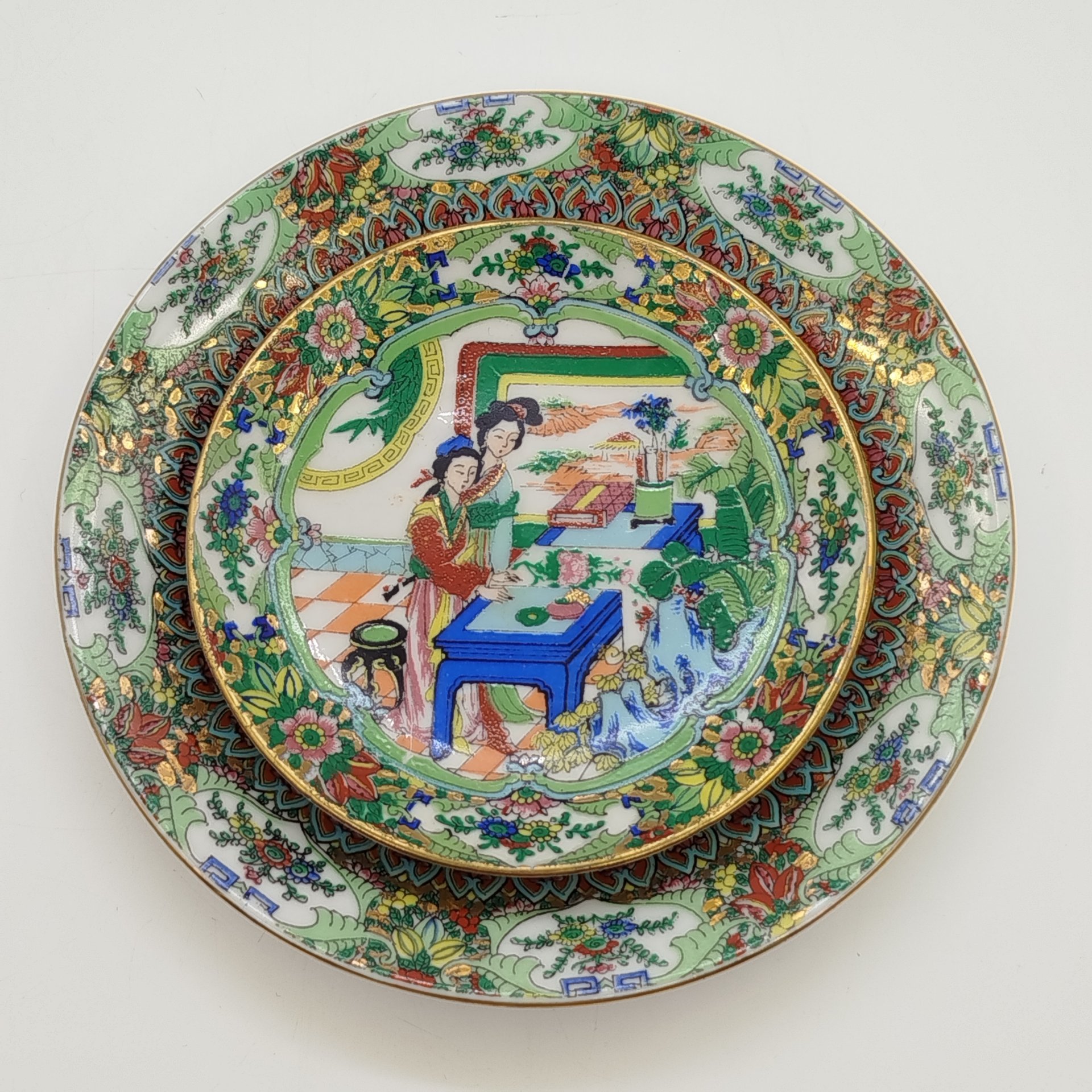 Набор из блюдца и розетки, украшенных изображением красавиц и цветочным орнаментом на бортике, Guangzhou Phonex