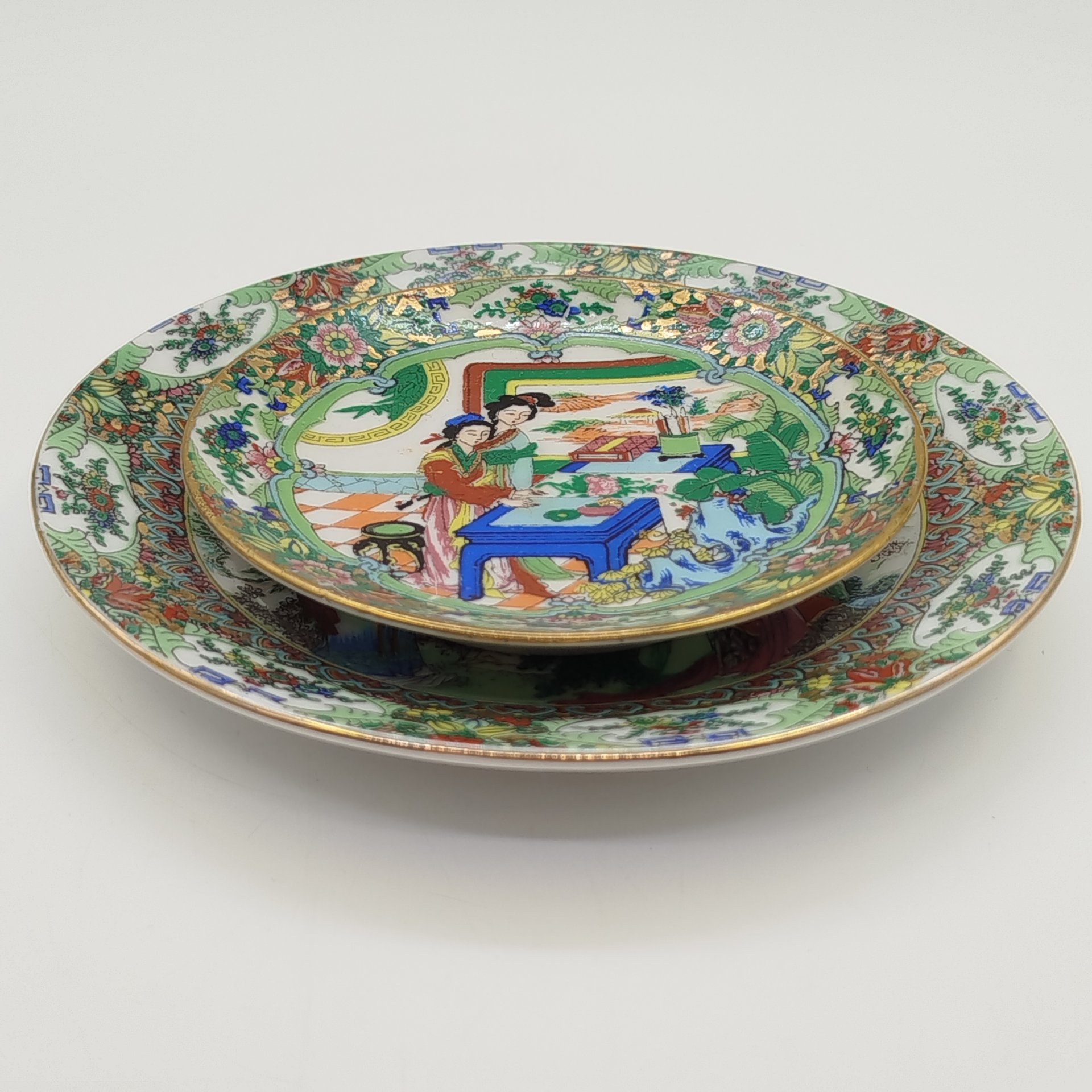 Набор из блюдца и розетки, украшенных изображением красавиц и цветочным орнаментом на бортике, Guangzhou Phonex