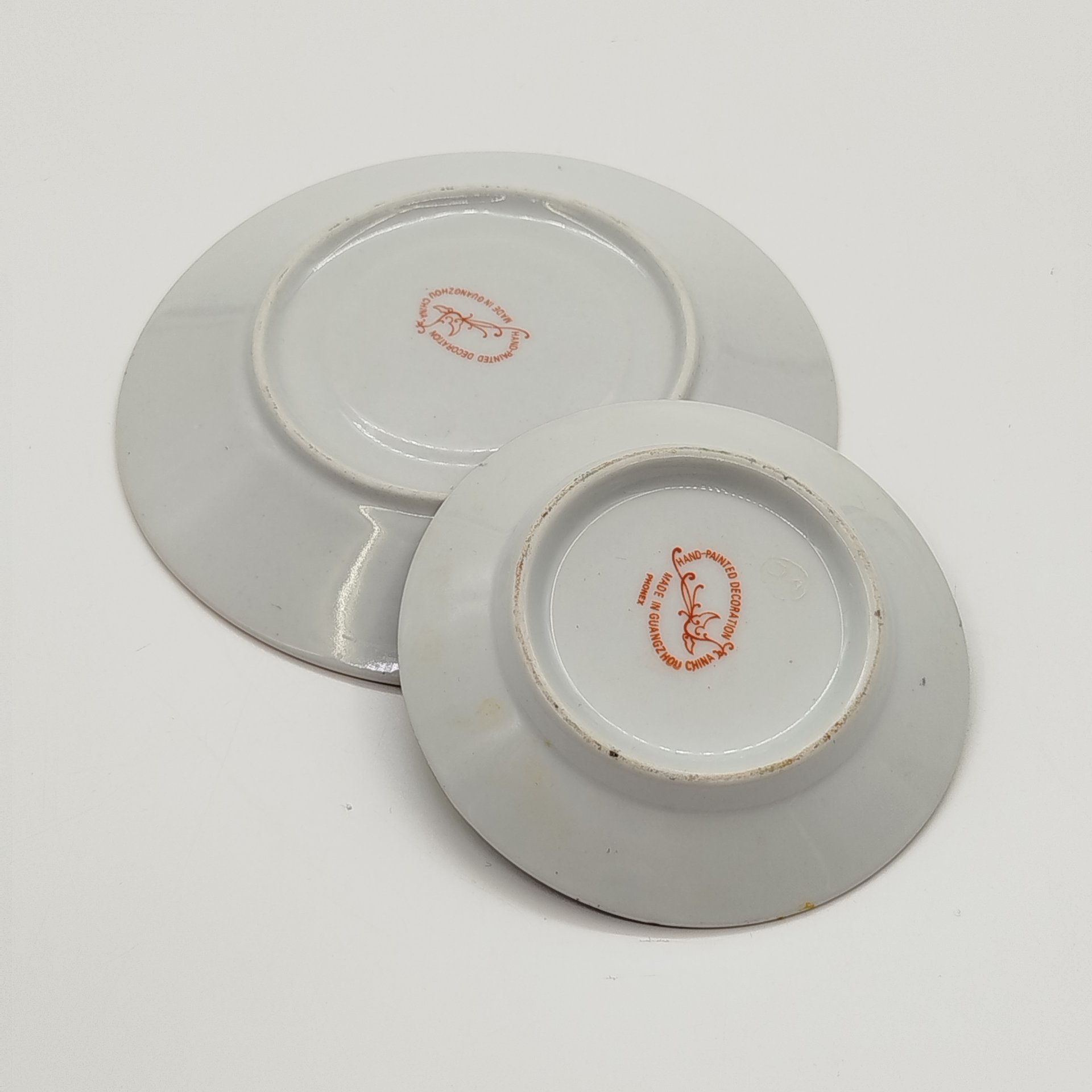 Набор из блюдца и розетки, украшенных изображением красавиц и цветочным орнаментом на бортике, Guangzhou Phonex