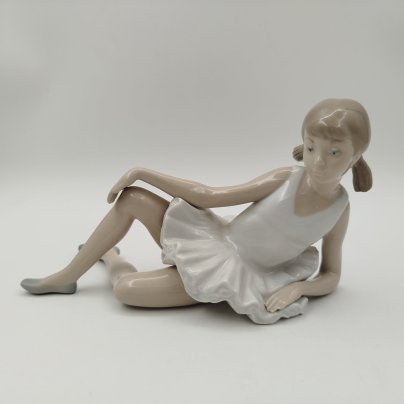 Статуэтка "Лежащая балерина", фарфор, роспись, NAO Porcelain, Испания, 1970-2000 гг.