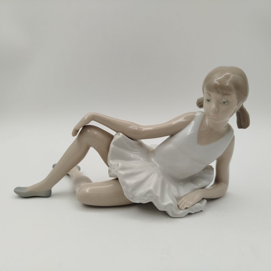 Статуэтка "Лежащая балерина", фарфор, роспись, NAO Porcelain, Испания, 1970-2000 гг.