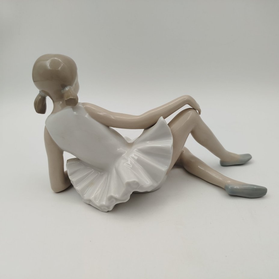 Статуэтка "Лежащая балерина", фарфор, роспись, NAO Porcelain, Испания, 1970-2000 гг.