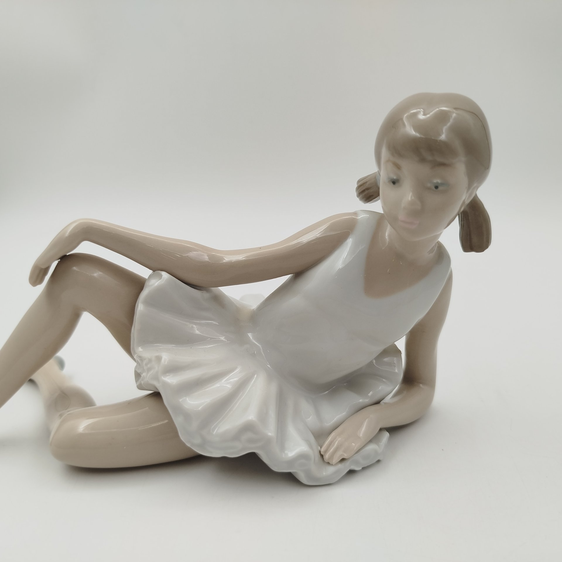 Статуэтка "Лежащая балерина", фарфор, роспись, NAO Porcelain, Испания, 1970-2000 гг.