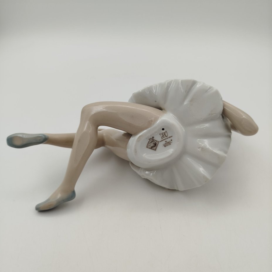 Статуэтка "Лежащая балерина", фарфор, роспись, NAO Porcelain, Испания, 1970-2000 гг.