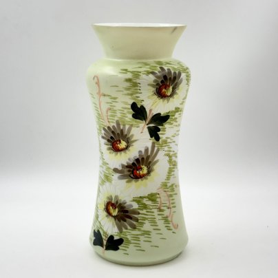 Ваза с цветочным декором, украшенная изображением играющих детей, стекло, (молочное),  деколь, роспись эмалевыми красками, золочение, Европа, 1930-1960 гг.