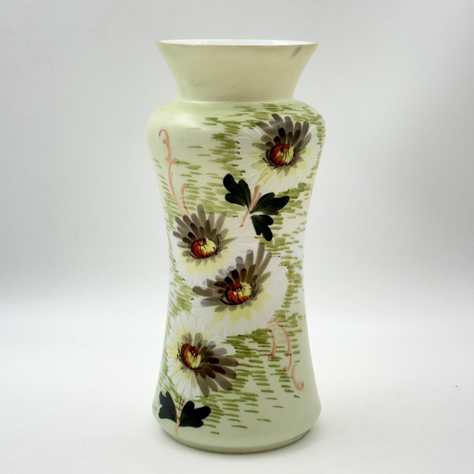 Ваза с цветочным декором, украшенная изображением играющих детей, стекло, (молочное),  деколь, роспись эмалевыми красками, золочение, Европа, 1930-1960 гг.