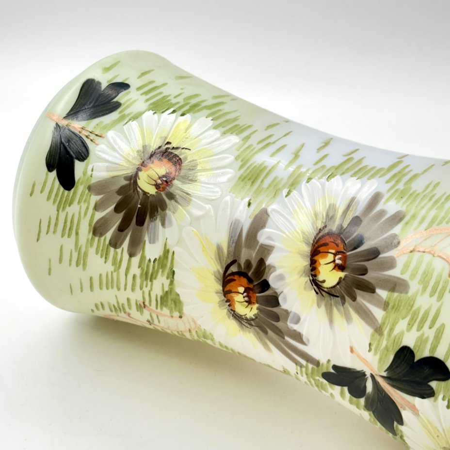 Ваза с цветочным декором, украшенная изображением играющих детей