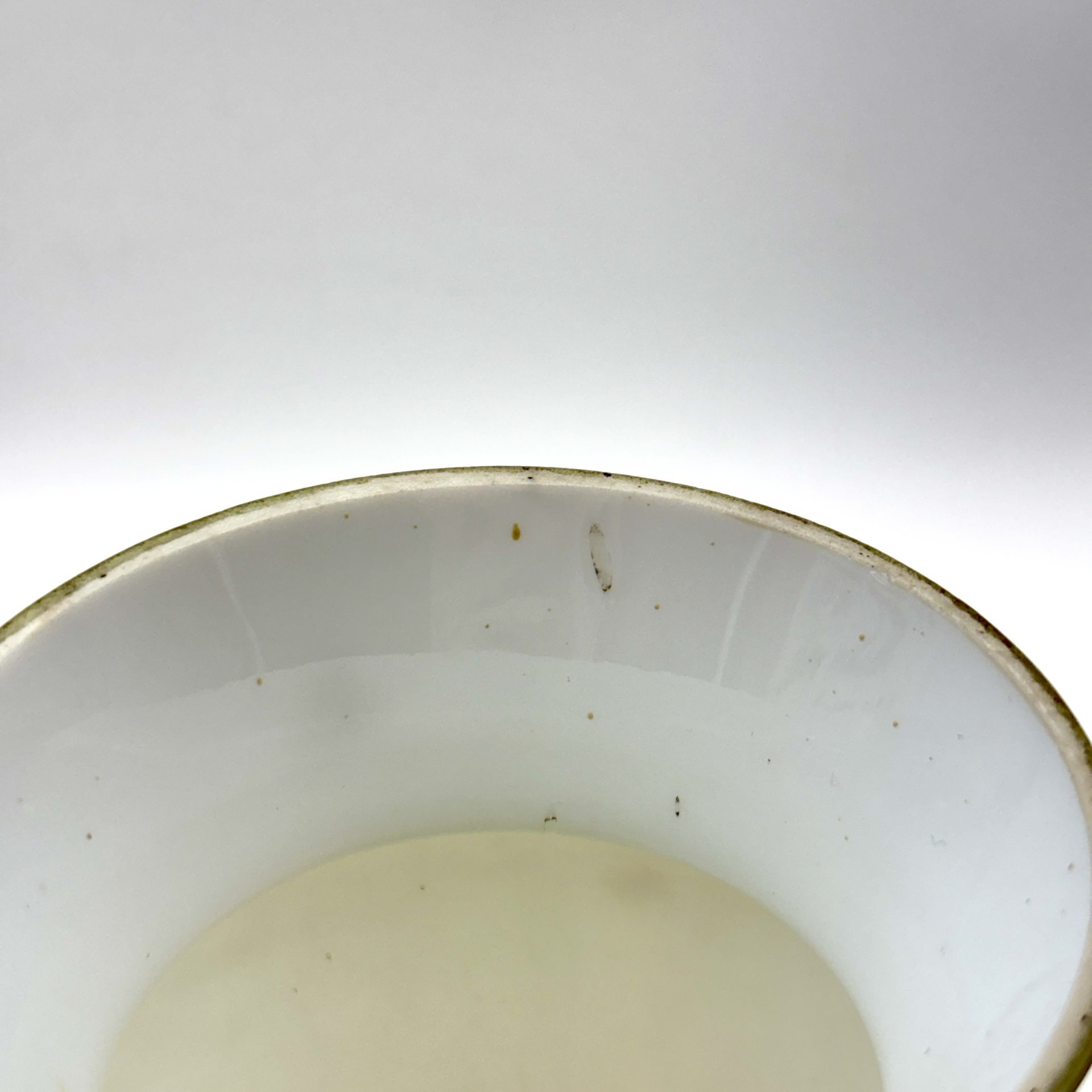 Ваза с цветочным декором, украшенная изображением играющих детей, стекло, (молочное),  деколь, роспись эмалевыми красками, золочение, Европа, 1930-1960 гг.