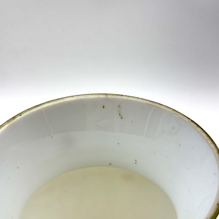 Ваза с цветочным декором, украшенная изображением играющих детей