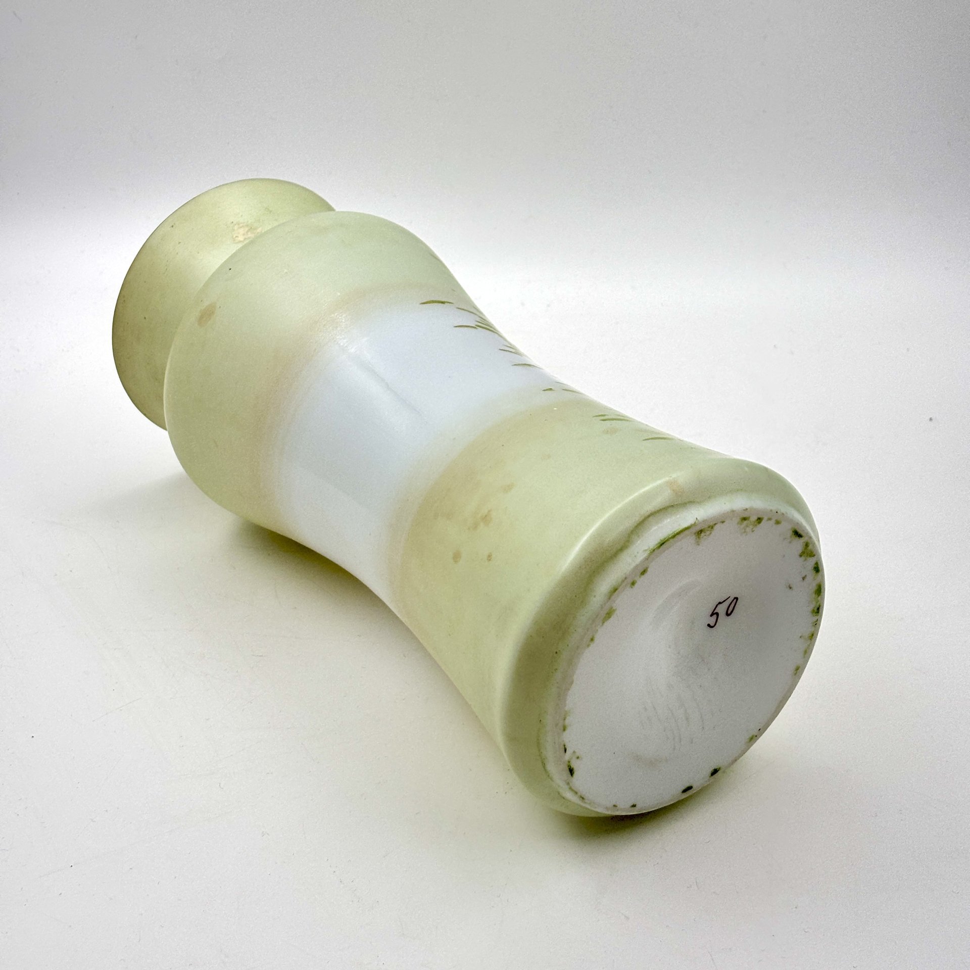 Ваза с цветочным декором, украшенная изображением играющих детей, стекло, (молочное),  деколь, роспись эмалевыми красками, золочение, Европа, 1930-1960 гг.