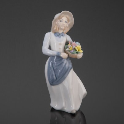 Статуэтка "Девушка с букетом цветов", Porcelanas De Mediterranco