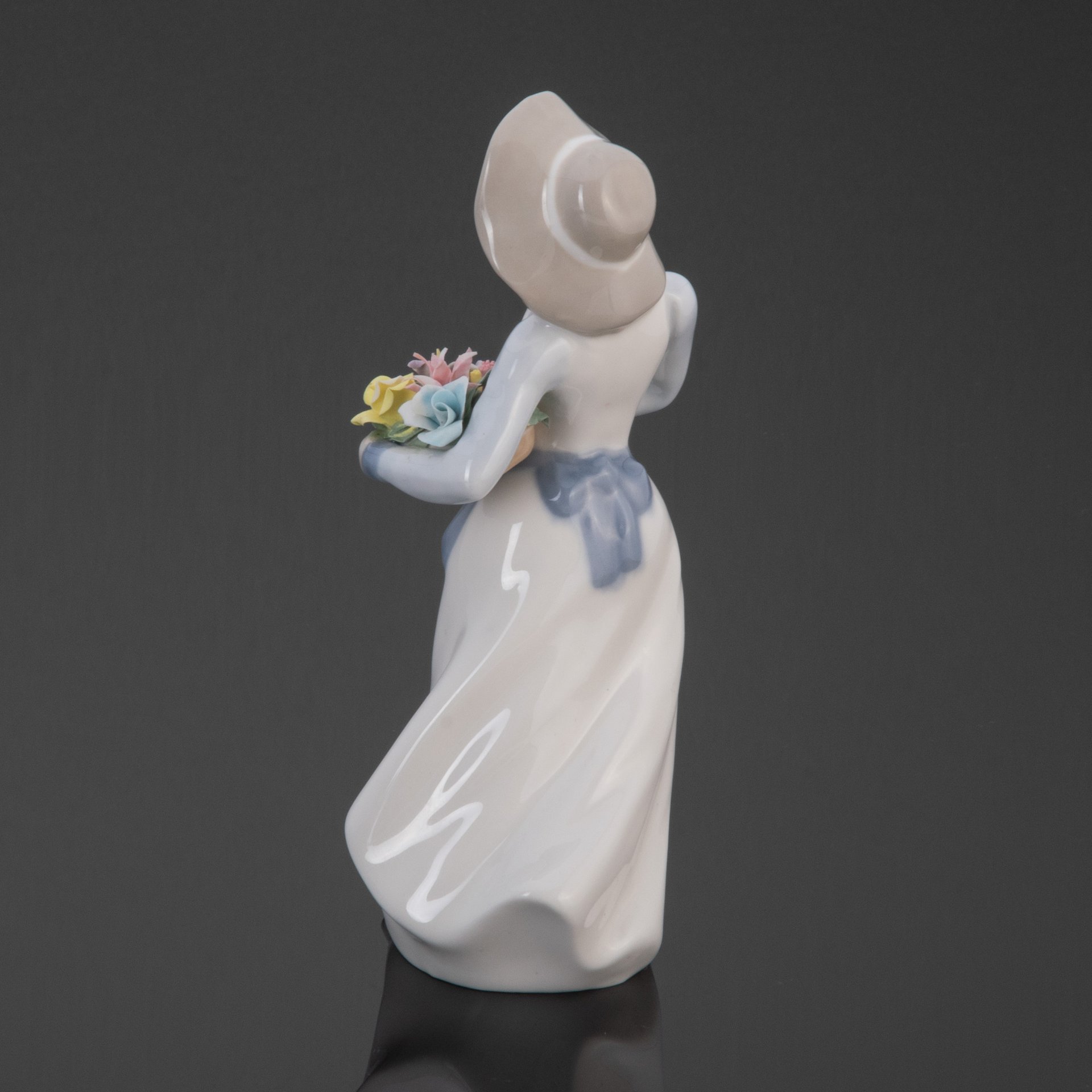 Статуэтка "Девушка с букетом цветов", Porcelanas De Mediterranco