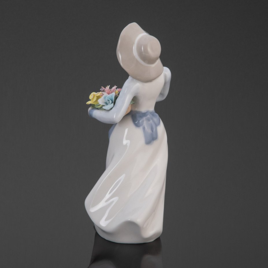 Статуэтка "Девушка с букетом цветов", Porcelanas De Mediterranco