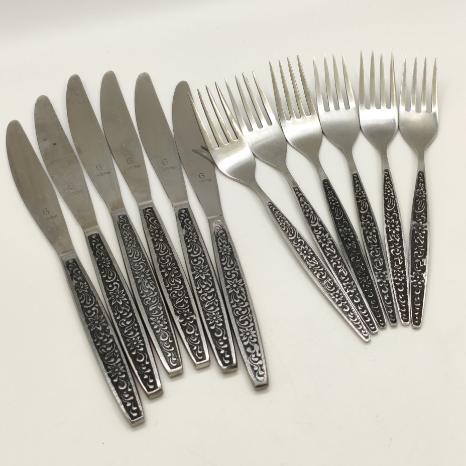 Набор столовых приборов на 6 персон (12 предметов) с цветочным декором в оригинальной коробке, нержавеющая сталь, картон, Артель «Звезда», Беляйково, СССР, 1975-1991 гг.