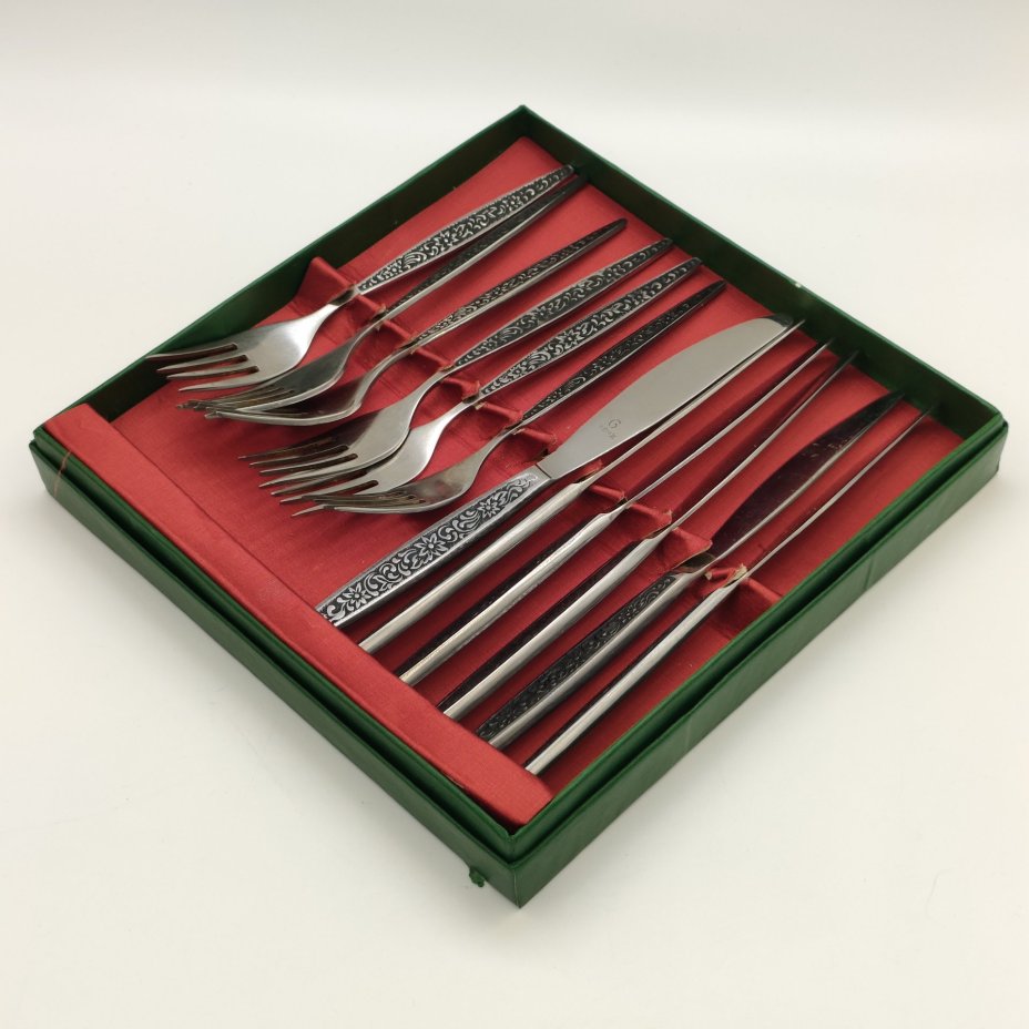 Набор столовых приборов на 6 персон (12 предметов) с цветочным декором в оригинальной коробке, нержавеющая сталь, картон, Артель «Звезда», Беляйково, СССР, 1975-1991 гг.