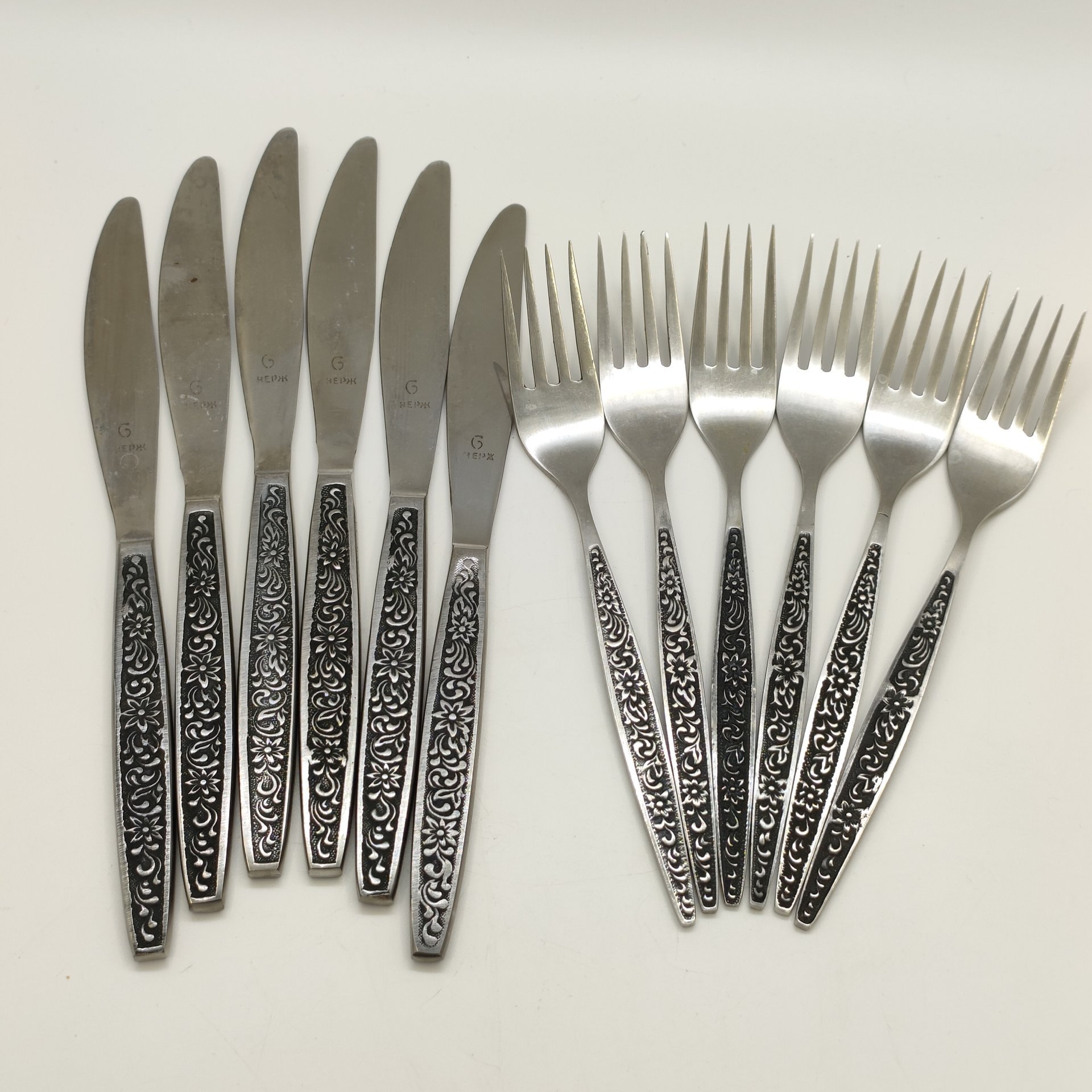 Набор столовых приборов на 6 персон (12 предметов) с цветочным декором в оригинальной коробке, нержавеющая сталь, картон, Артель «Звезда», Беляйково, СССР, 1975-1991 гг.