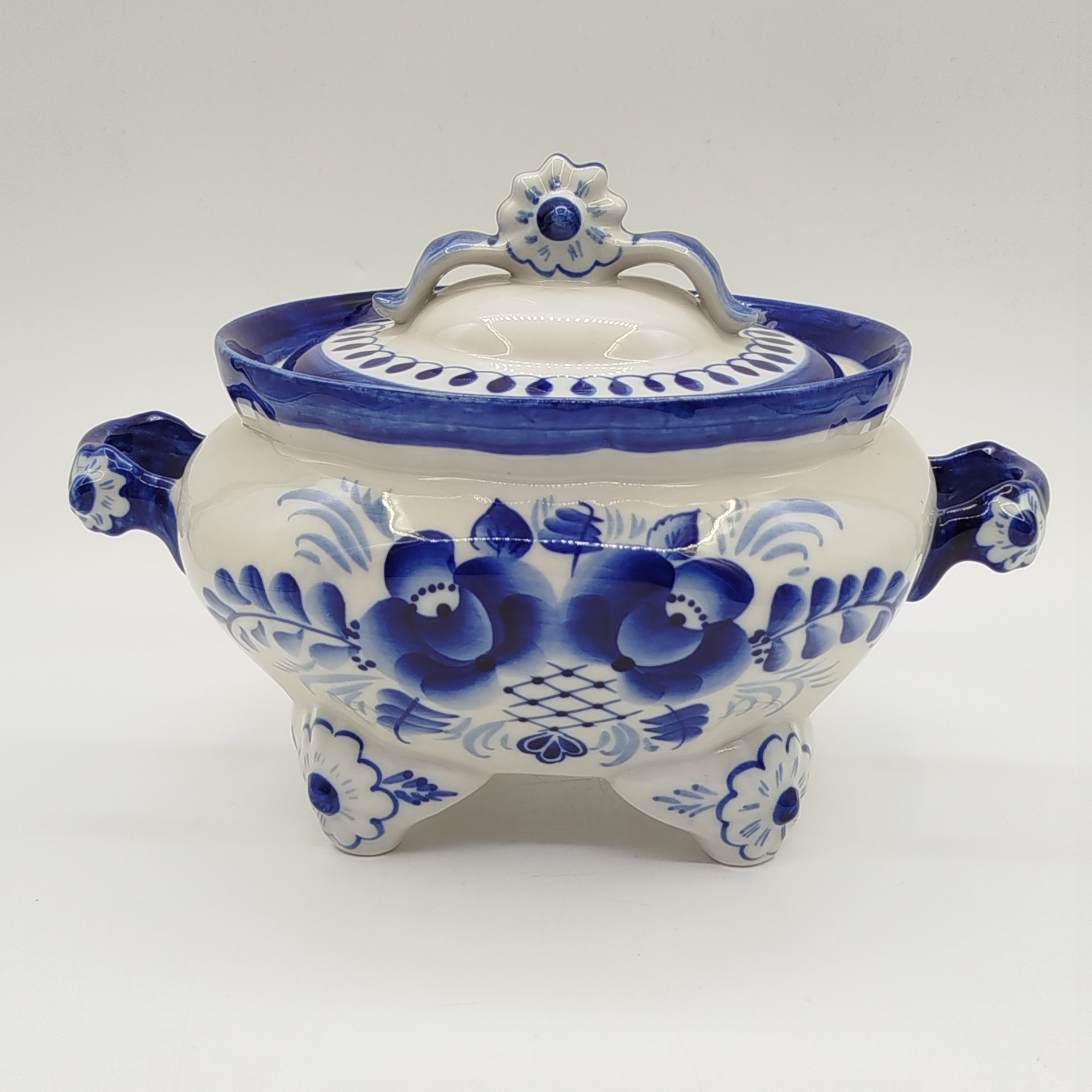 Супница с цветочным декором и фигурными ручками