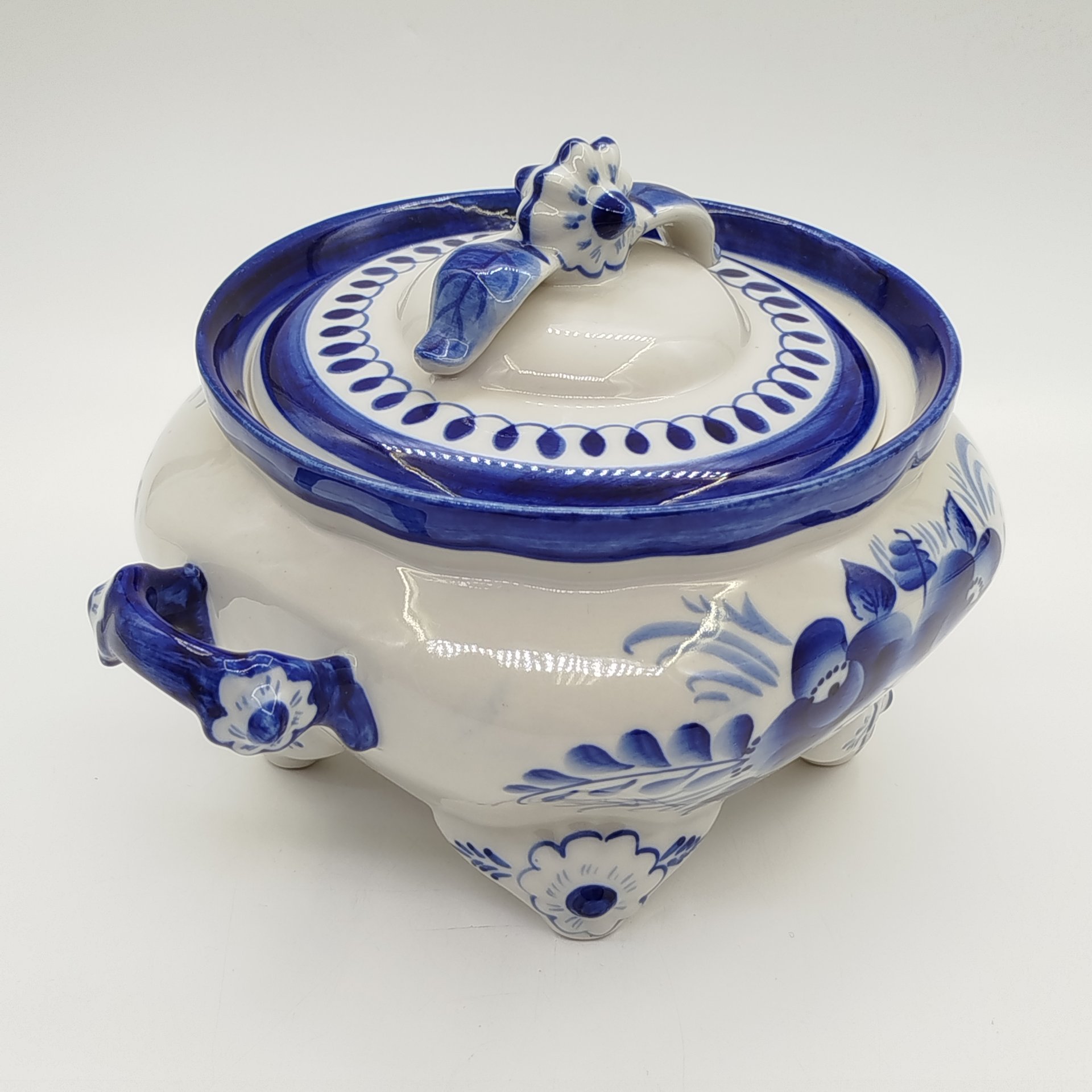 Супница с цветочным декором и фигурными ручками